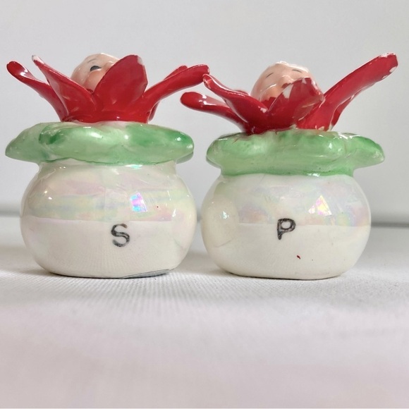 Napco Pixie Poinsettia Miniature Salt and Pepper Shaker Kitch Collectables - Picture 2 of 9